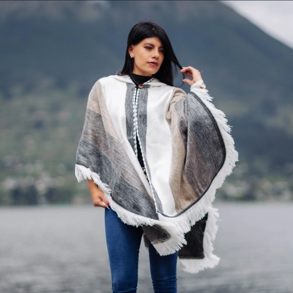 Alpamowi Butter Alpaca Poncho with Hood - Picture 4 of 8